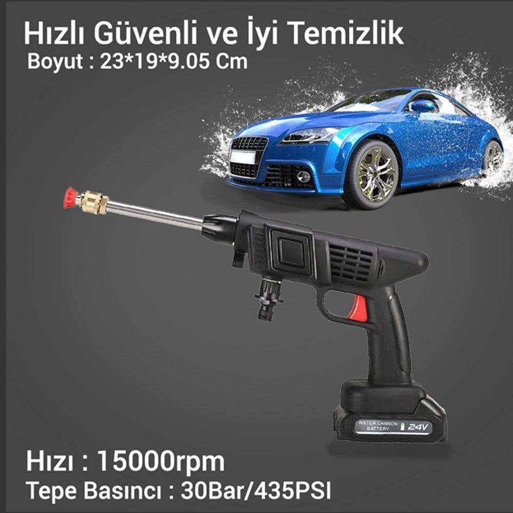 Su sıçramaları olan mavi bir arabanın önünde siyah kablosuz basınçlı yıkama makinesi.