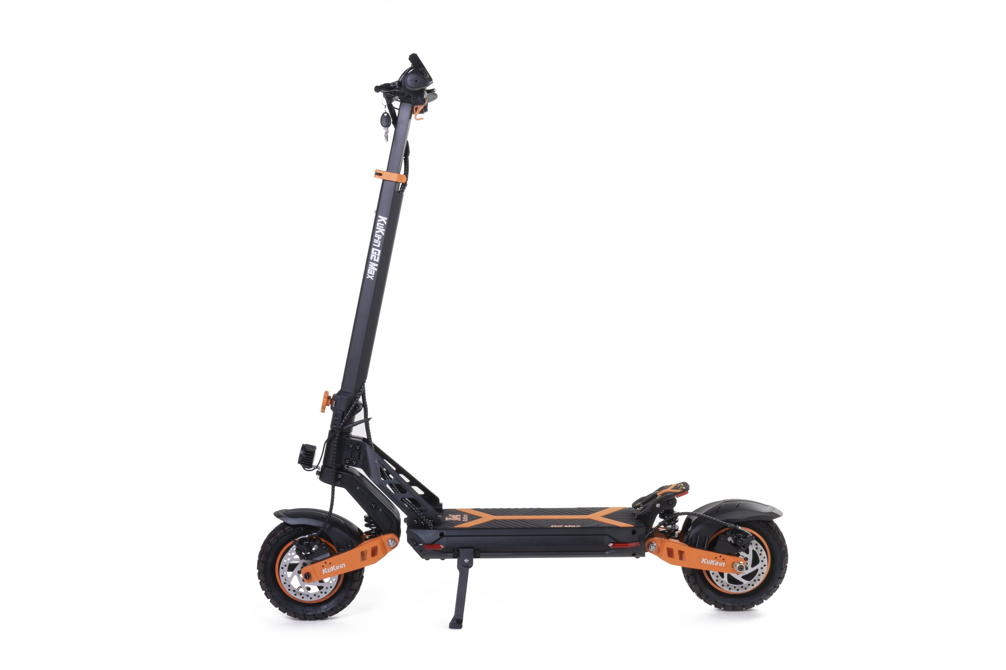 Uno scooter elettrico nero con accenti arancioni e ruote grandi.