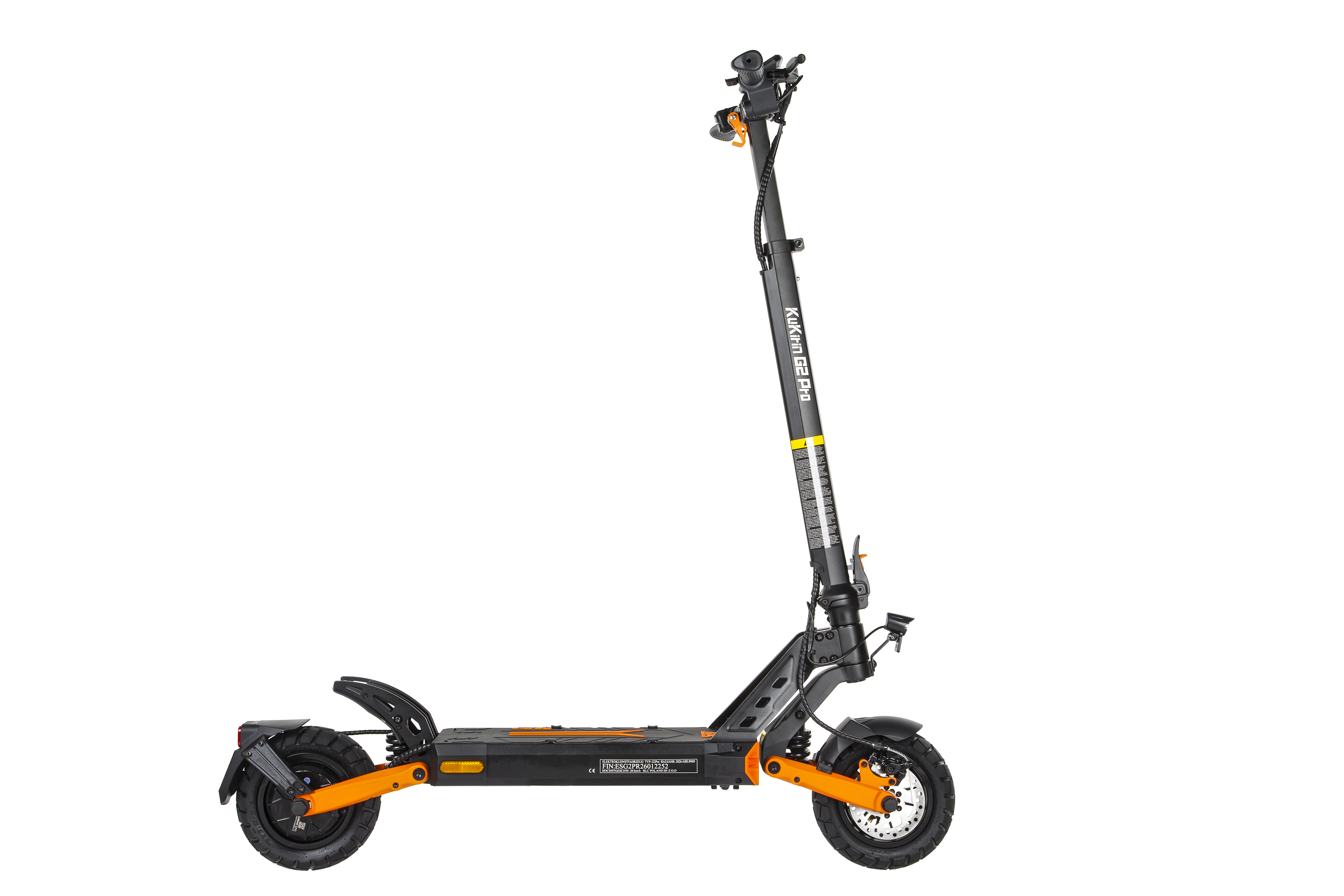 Ein schwarzer Elektroroller mit orangefarbenen Akzenten auf weißem Hintergrund.