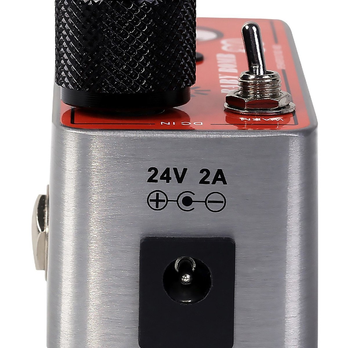 Gümüş pedalda siyah düğme, anahtar ve 24V 2A DC-IN bağlantısı bulunur.