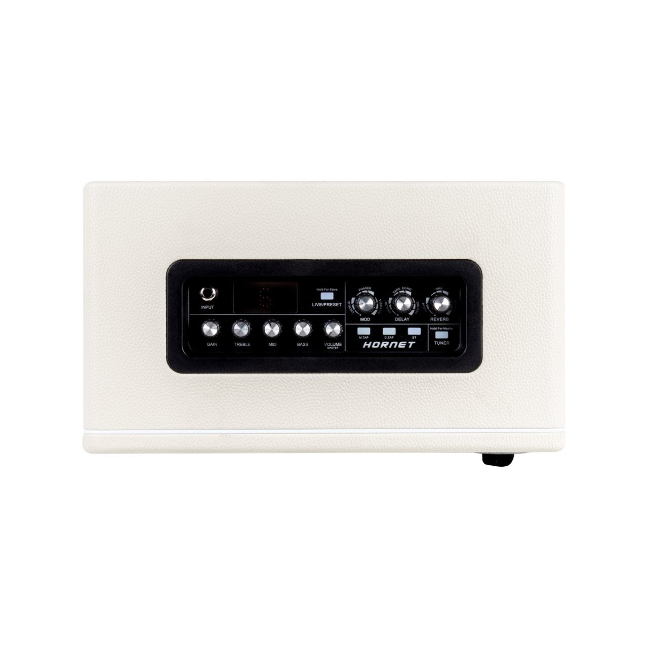 Een witte gitaarversterker met zwarte bedieningselementen en een digitaal display.