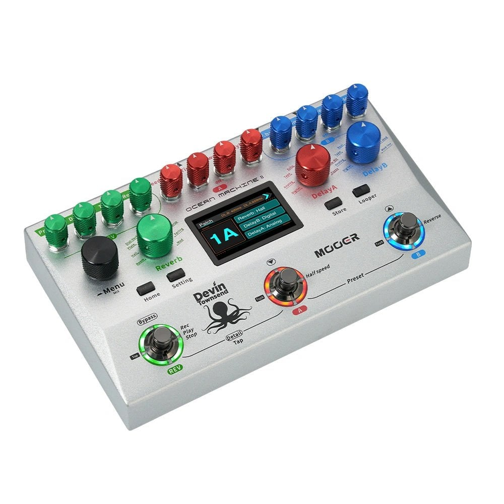 Gümüş Mooer Ocean Machine II gitar efekt pedalı, çoklu düğmeler, butonlar ve ekran.