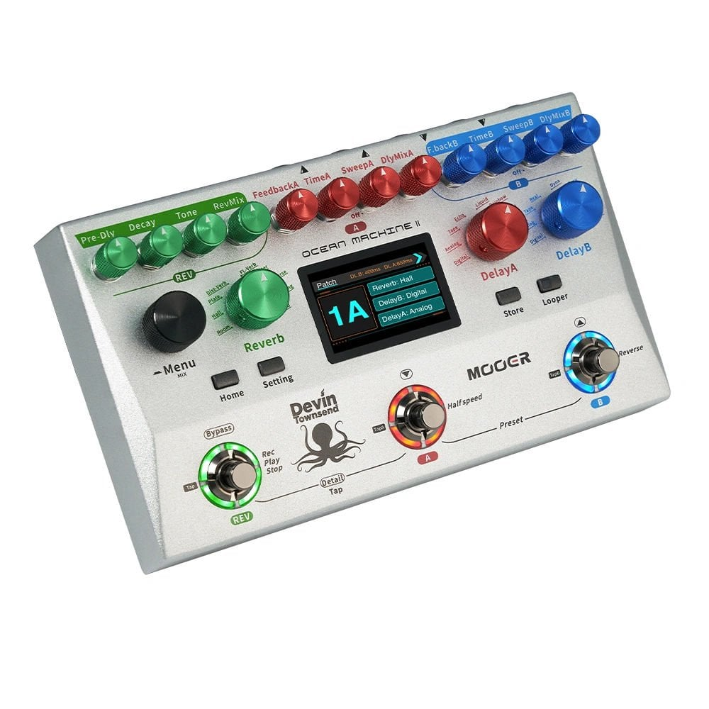 Gümüş Mooer Ocean Machine II pedalı, 1A yama gösteren ekran, düğmeler ve ayak anahtarları.