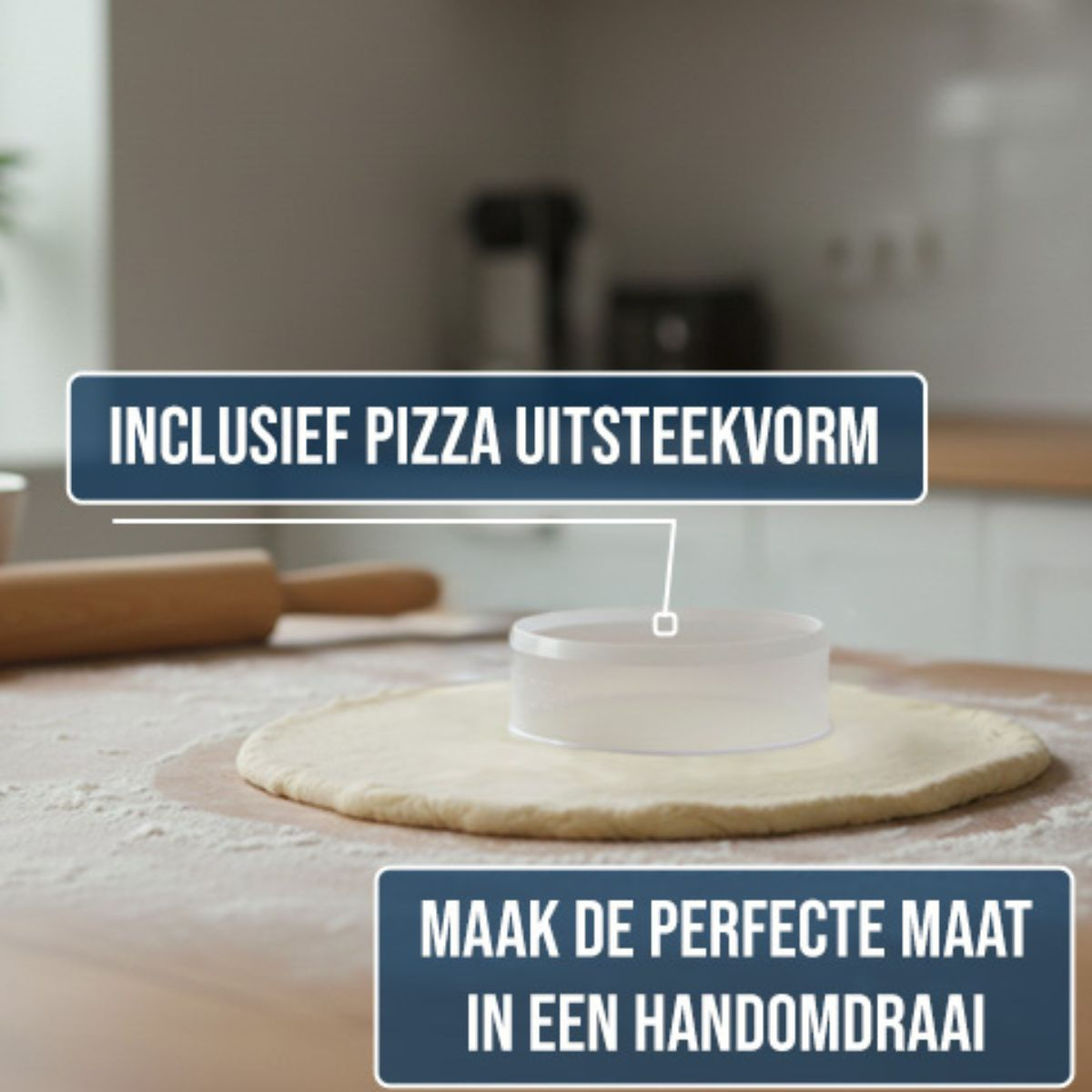 Deeg met uitsteekvorm, deegroller en tekst in het Nederlands.
