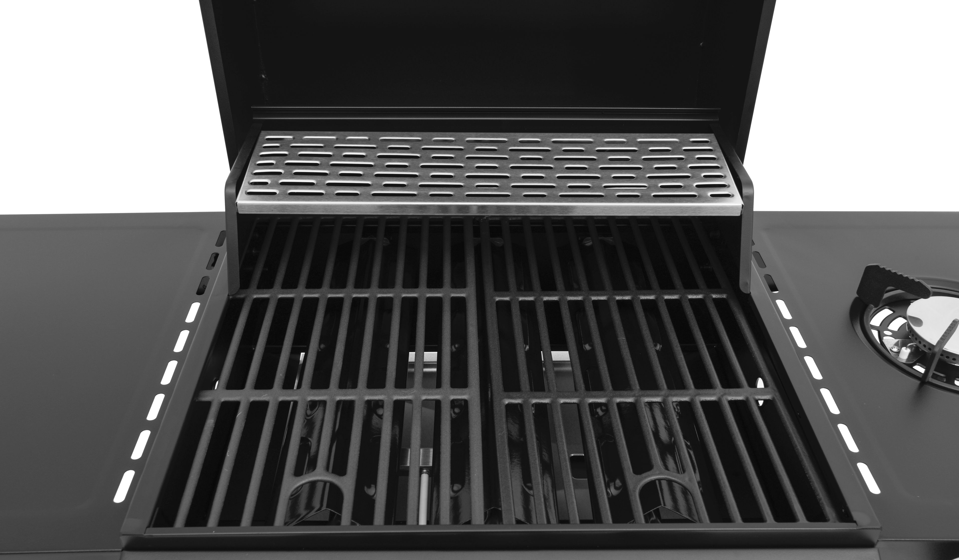 Nahaufnahme eines offenen schwarzen Gasgrills mit Edelstahl-Warmhalterost und Rosten.