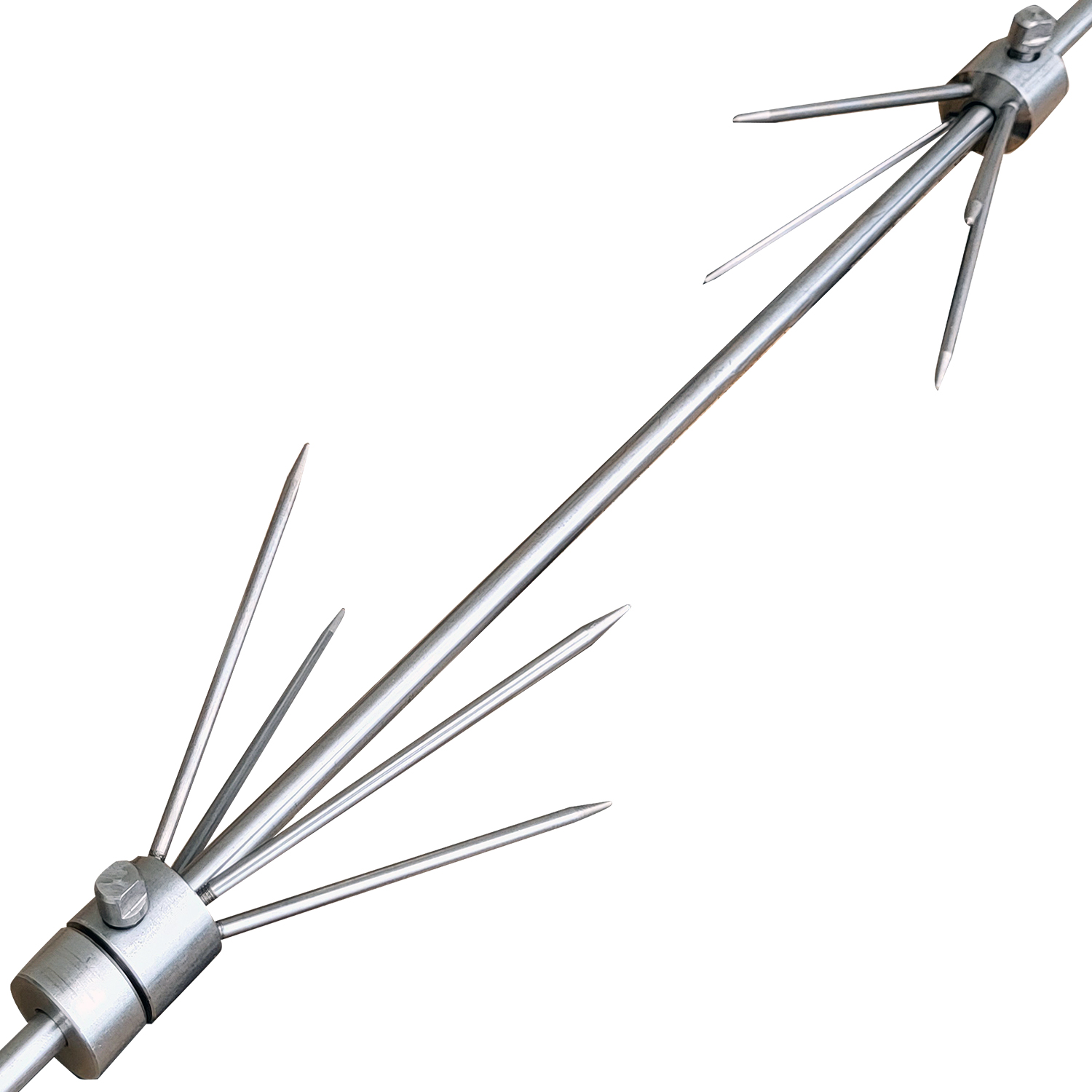 Ein metallisches Objekt mit mehreren Spitzen, die von einer zentralen Stange ausgehen.