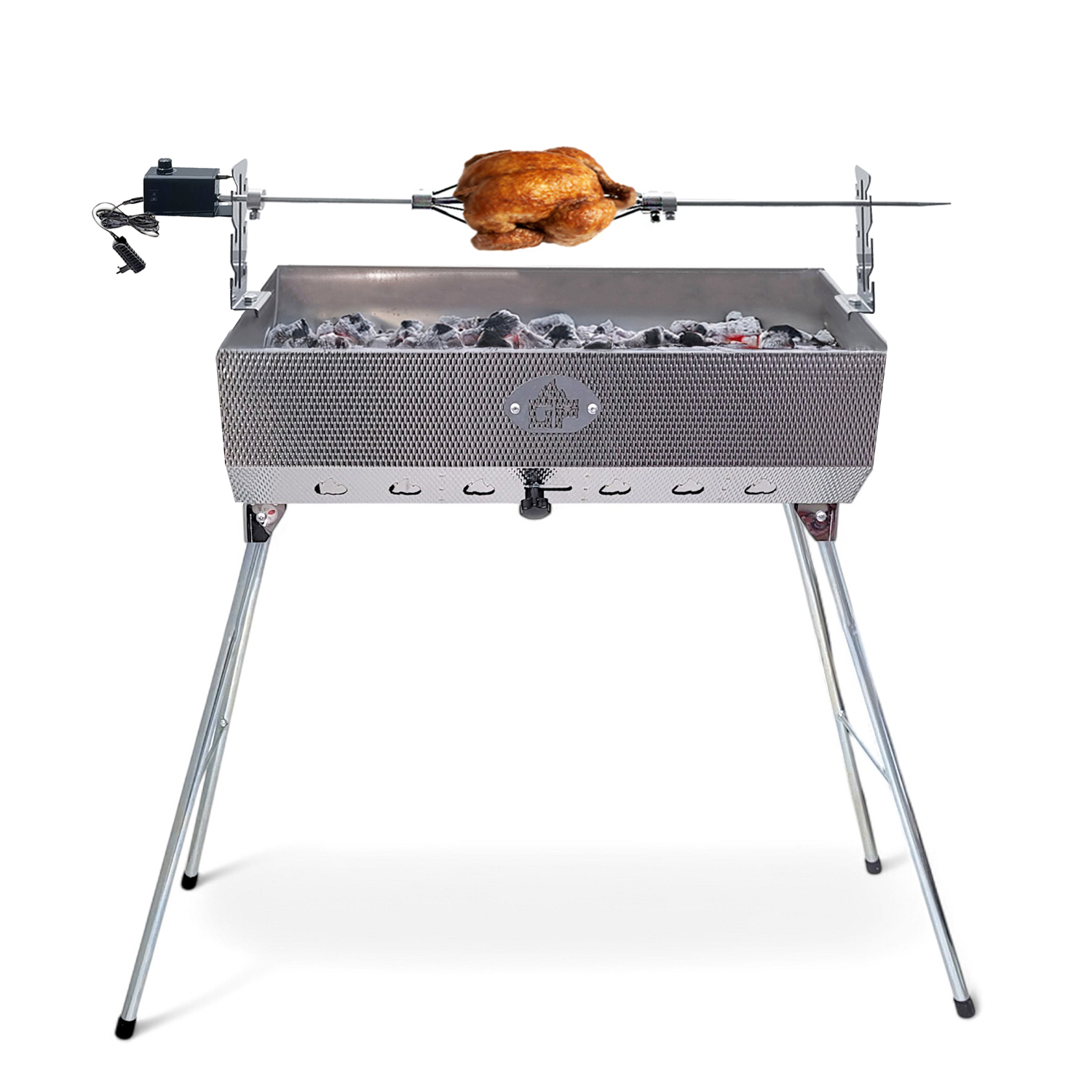 Ein goldbraunes Hähnchen rotiert über glühenden Kohlen auf einem Grill.