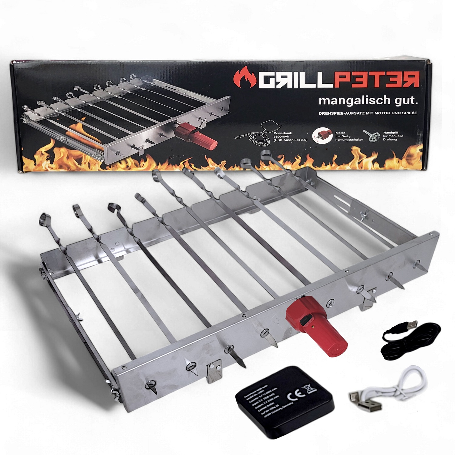 Grillspießaufsatz mit Motor, Powerbank und Kabeln auf weißem Hintergrund.