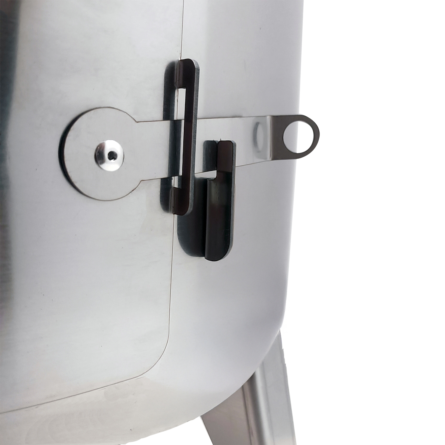 Nahaufnahme eines silbernen Riegels und Verriegelungsmechanismus an einem Metallbehälter.