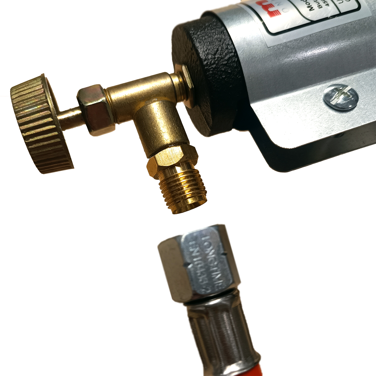Messingventil mit schwarzem Griff und Gewindeanschluss neben Metallgehäuse.