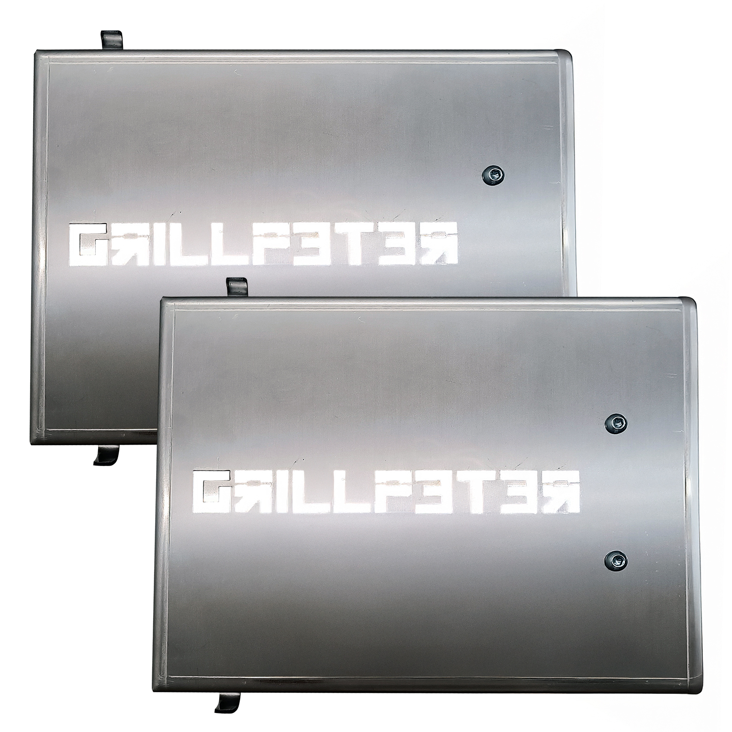 Zwei silberne Platten mit weißem Schriftzug 'GRILLPETER', übereinander gestapelt.