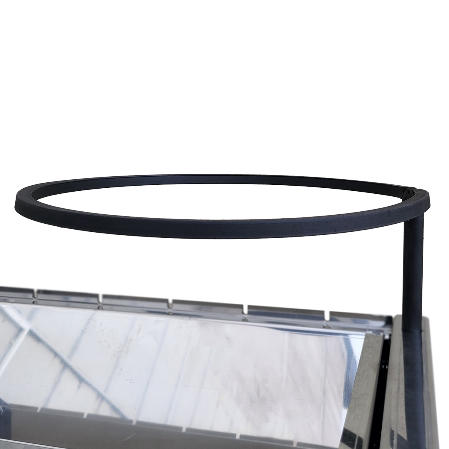 Ein schwarzer Ring auf einem Metallrahmen mit reflektierenden Paneelen.