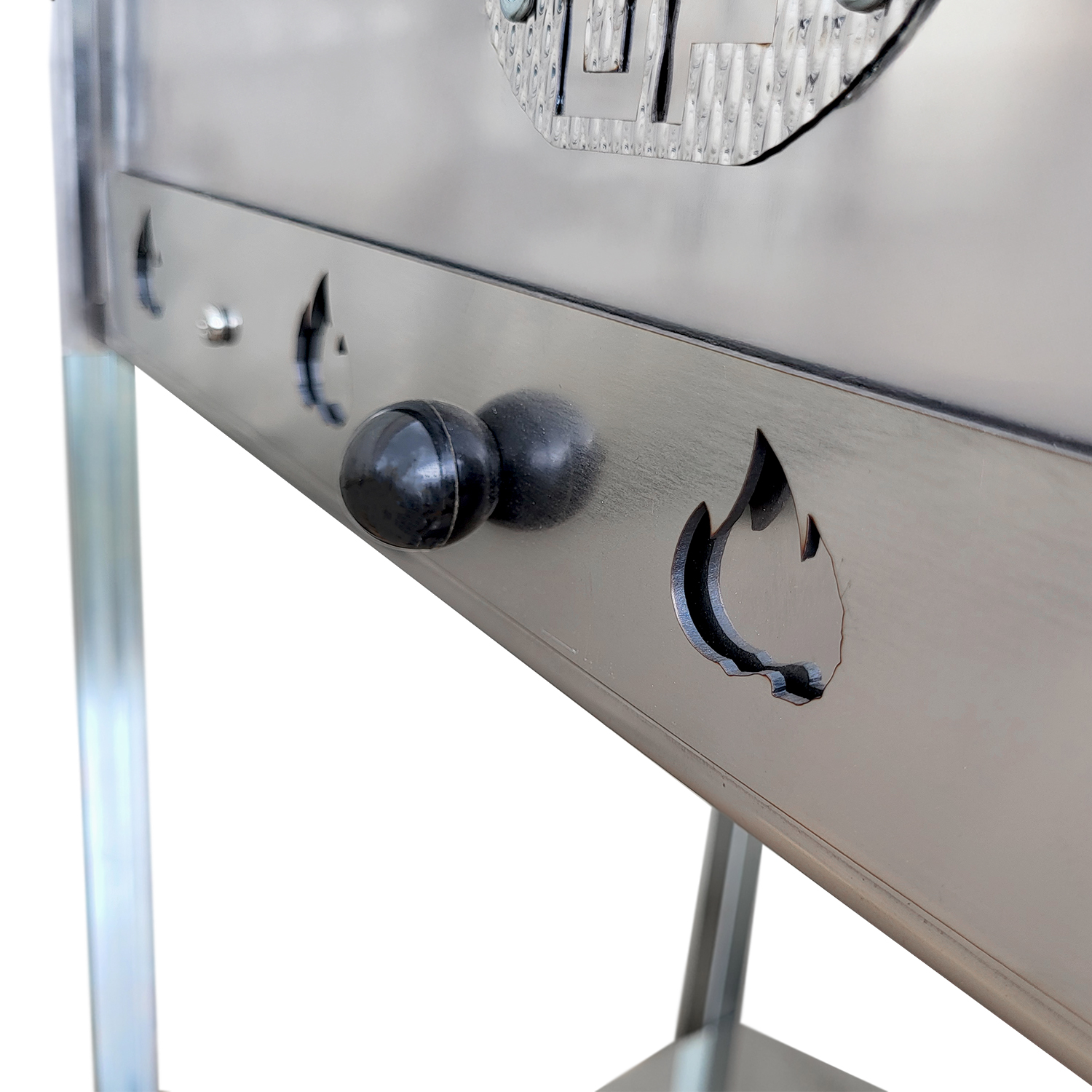 Edelstahlgrill mit Flammenausschnitt und schwarzem Drehknopf.
