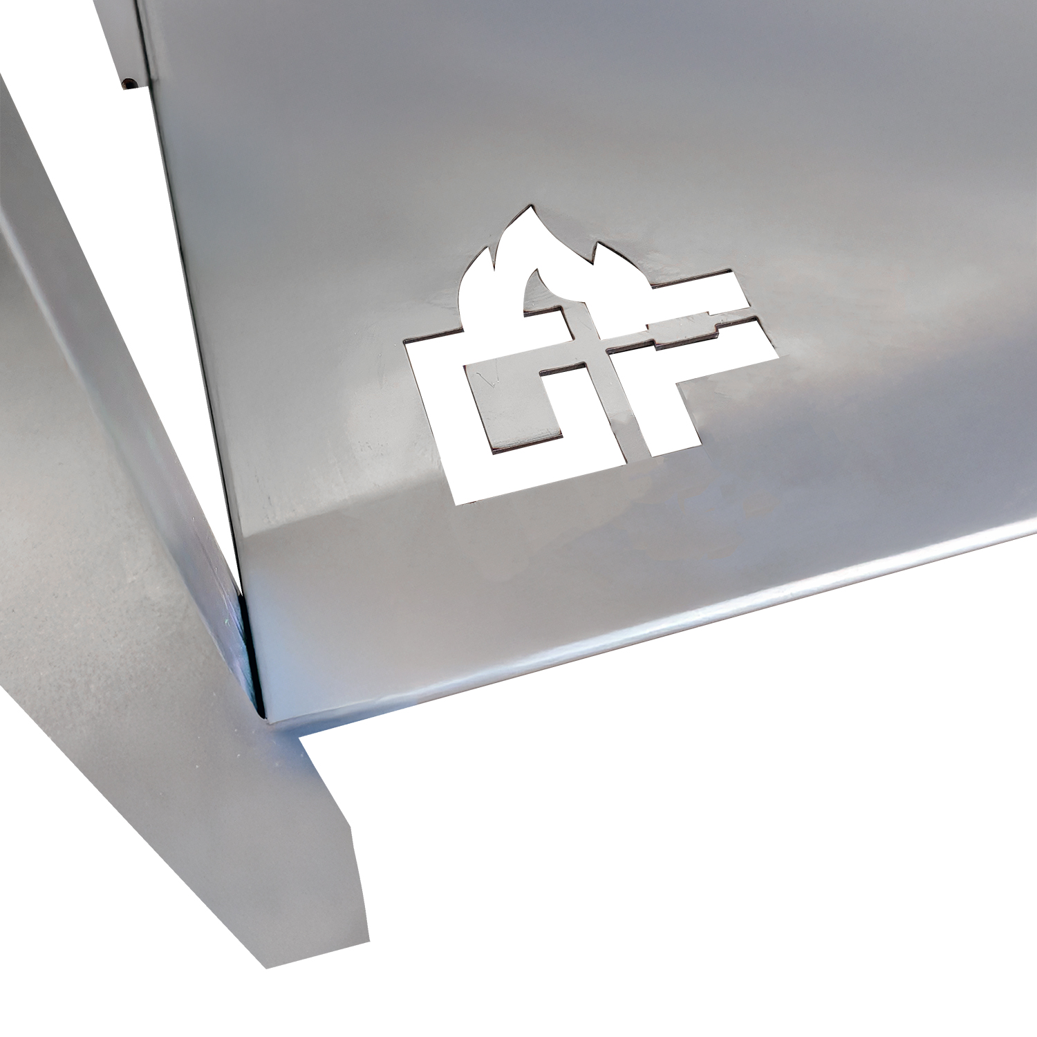 Metallplatte mit ausgeschnittenem Logo, das eine Flamme über einem Kreuz darstellt.