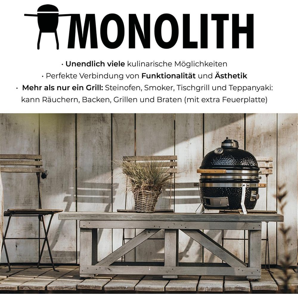Un grill Monolith noir sur une table en bois, avec des chaises et des plantes.