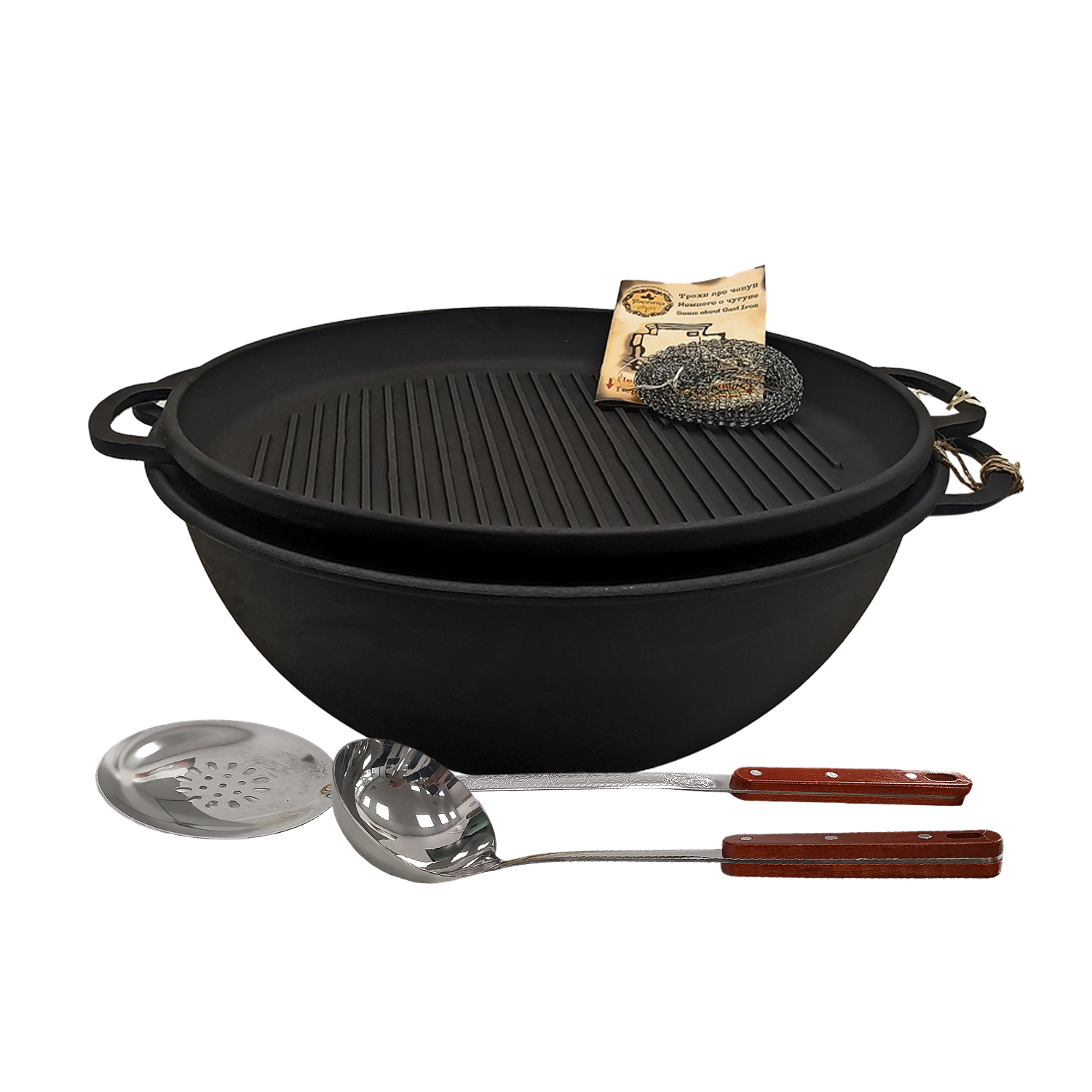 Ein schwarzer Gusseisen-Grilltopf mit Zubehör: Schöpfkelle, Schaumkelle und Drahtbürste.