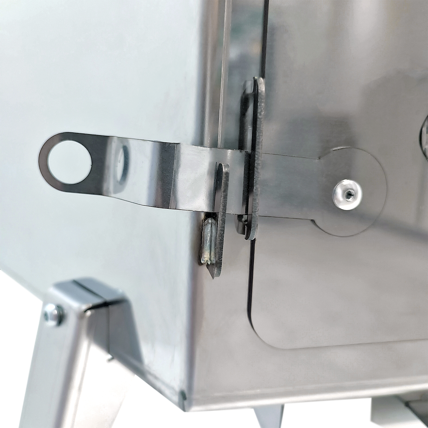 Metallscharnier mit Verriegelungsmechanismus an einer Tür.