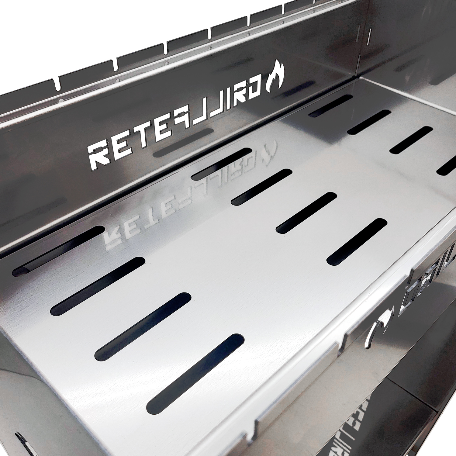 Nahaufnahme eines Edelstahl-Grillrosts mit Schlitzen und Logo.
