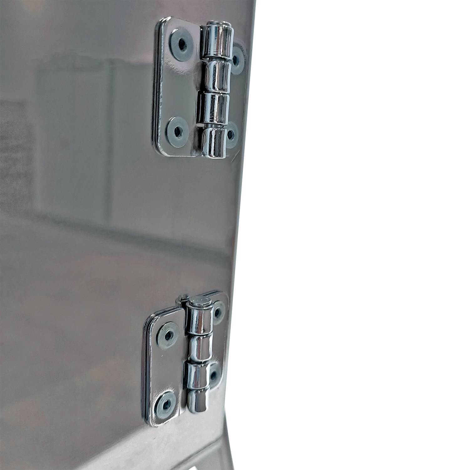 Zwei polierte Metallscharniere an einer glatten Oberfläche, weißer Hintergrund.