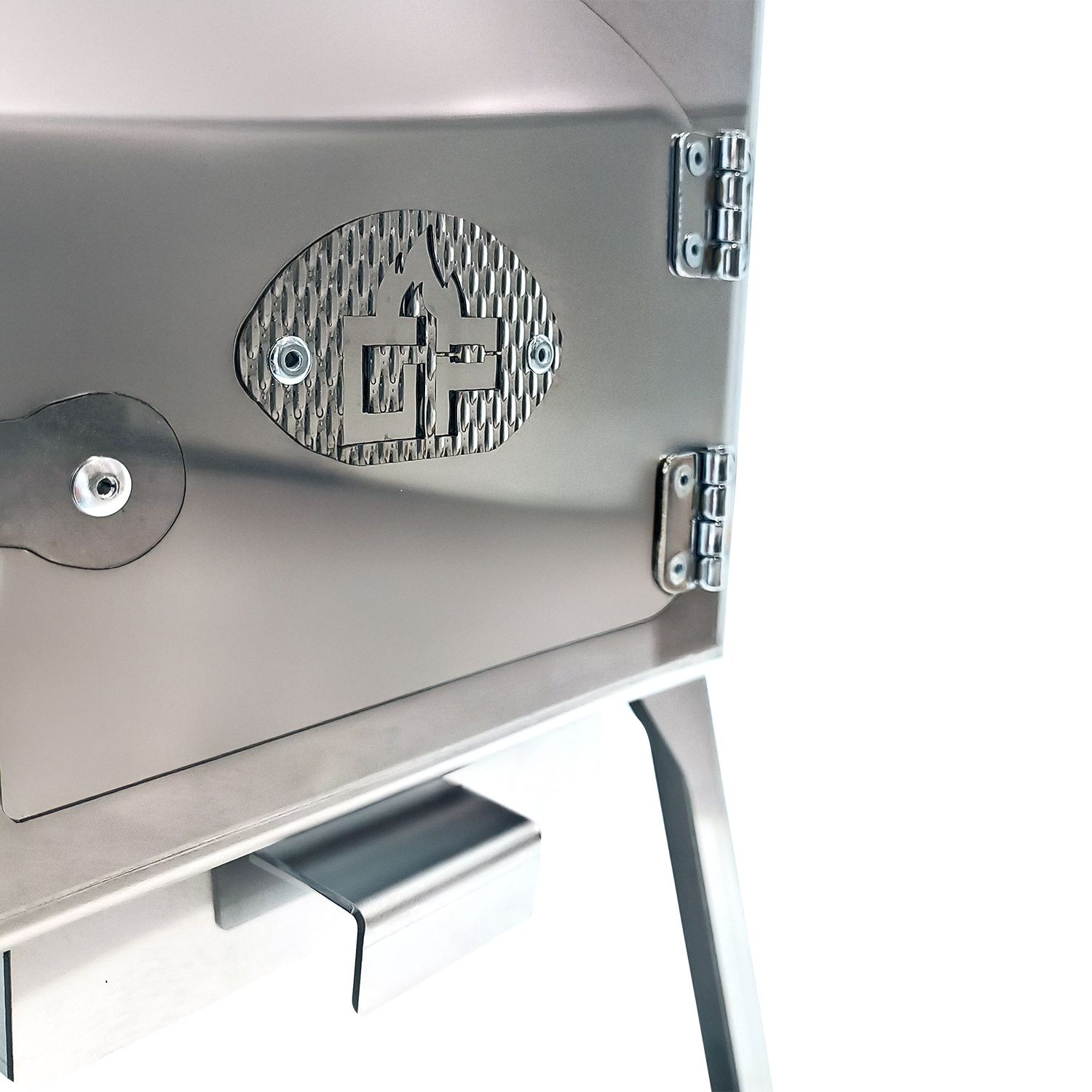 Nahaufnahme der Seitenwand eines silbernen Grills mit Logo und Scharnieren.