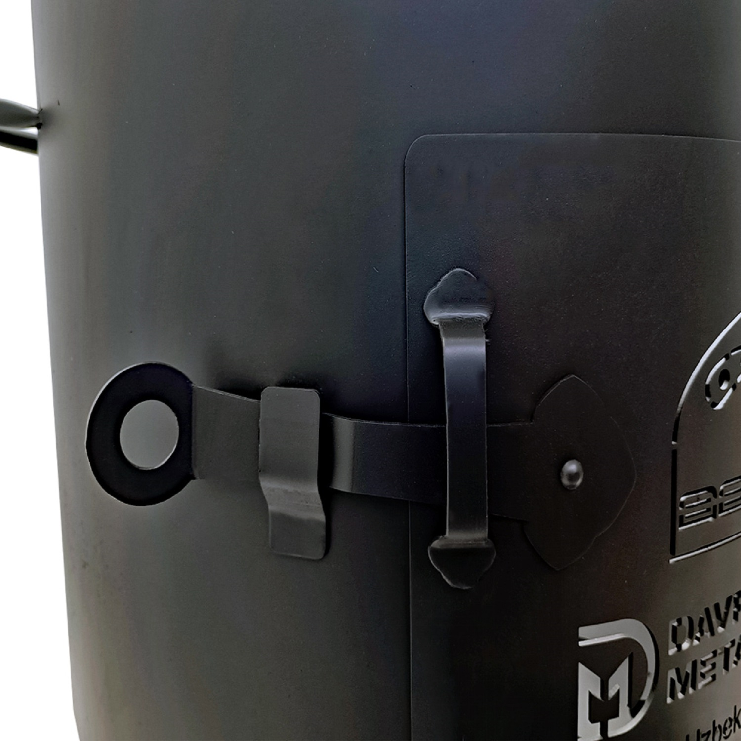 Schwarzer Metallbehälter mit Riegel und Logo. Detailaufnahme.