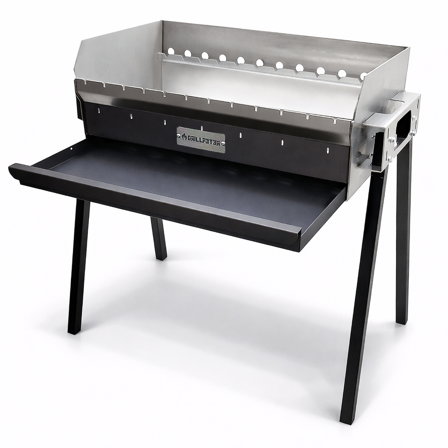 Ein silberner Grill mit schwarzer Ablage und Beinen auf weißem Hintergrund.