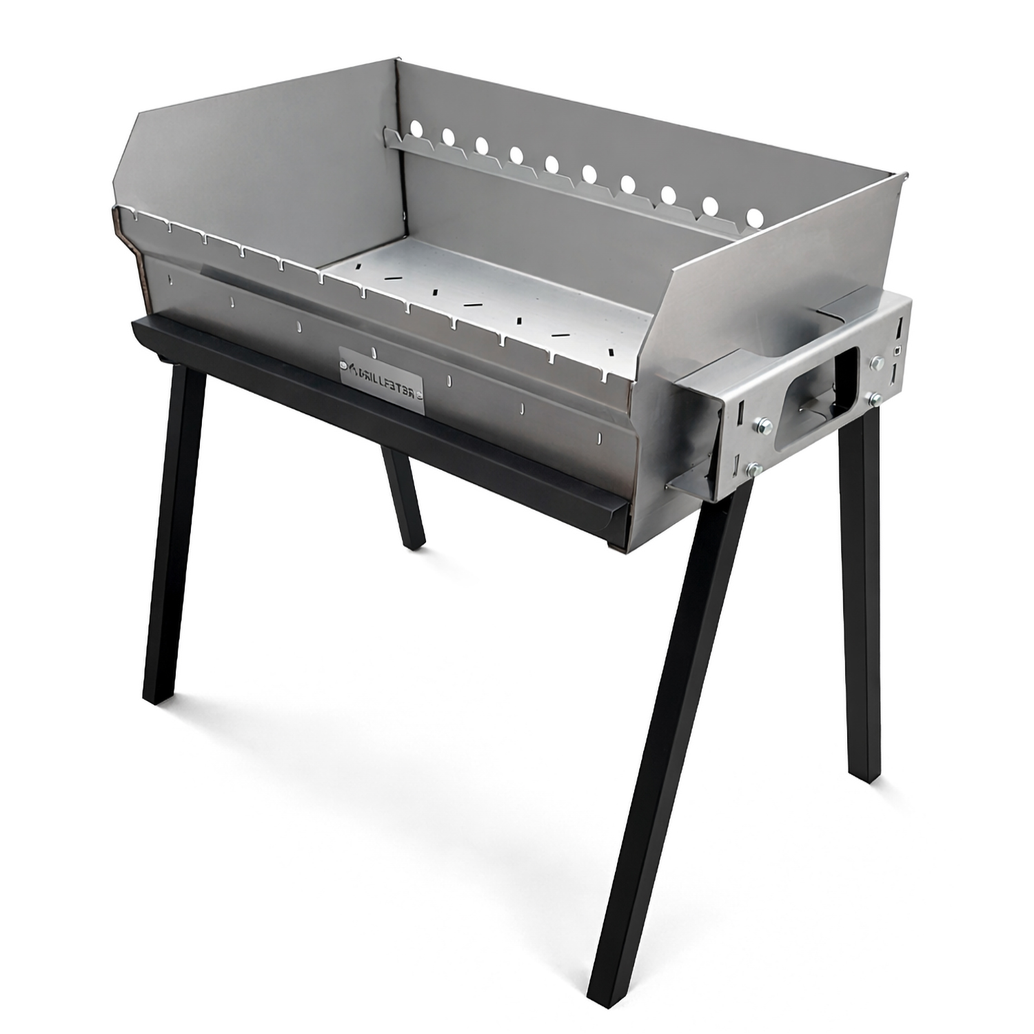 Ein silberner Grill mit schwarzen Beinen steht auf weißem Hintergrund.