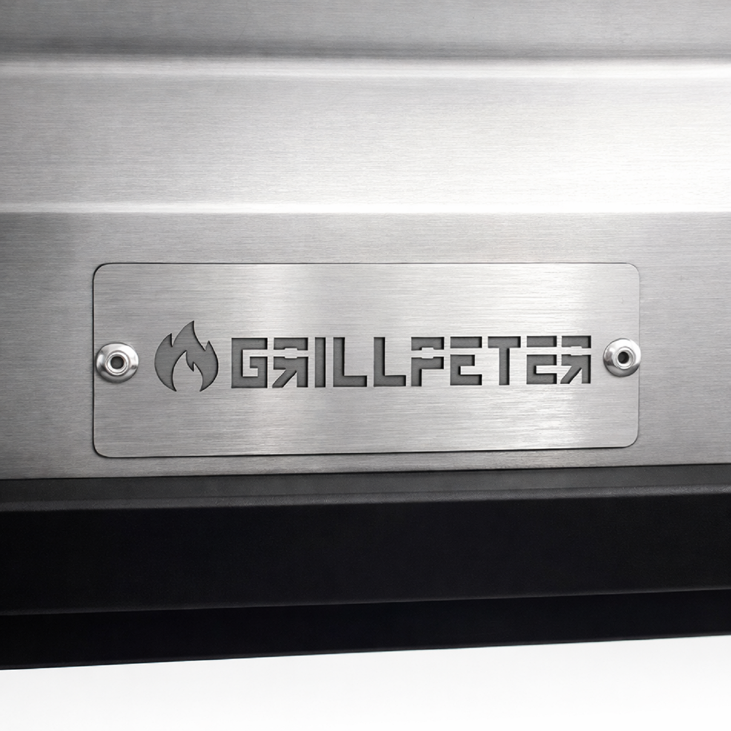Edelmetall-Plakette mit Grillfete-Logo auf gebürstetem Metall und schwarzem Band.
