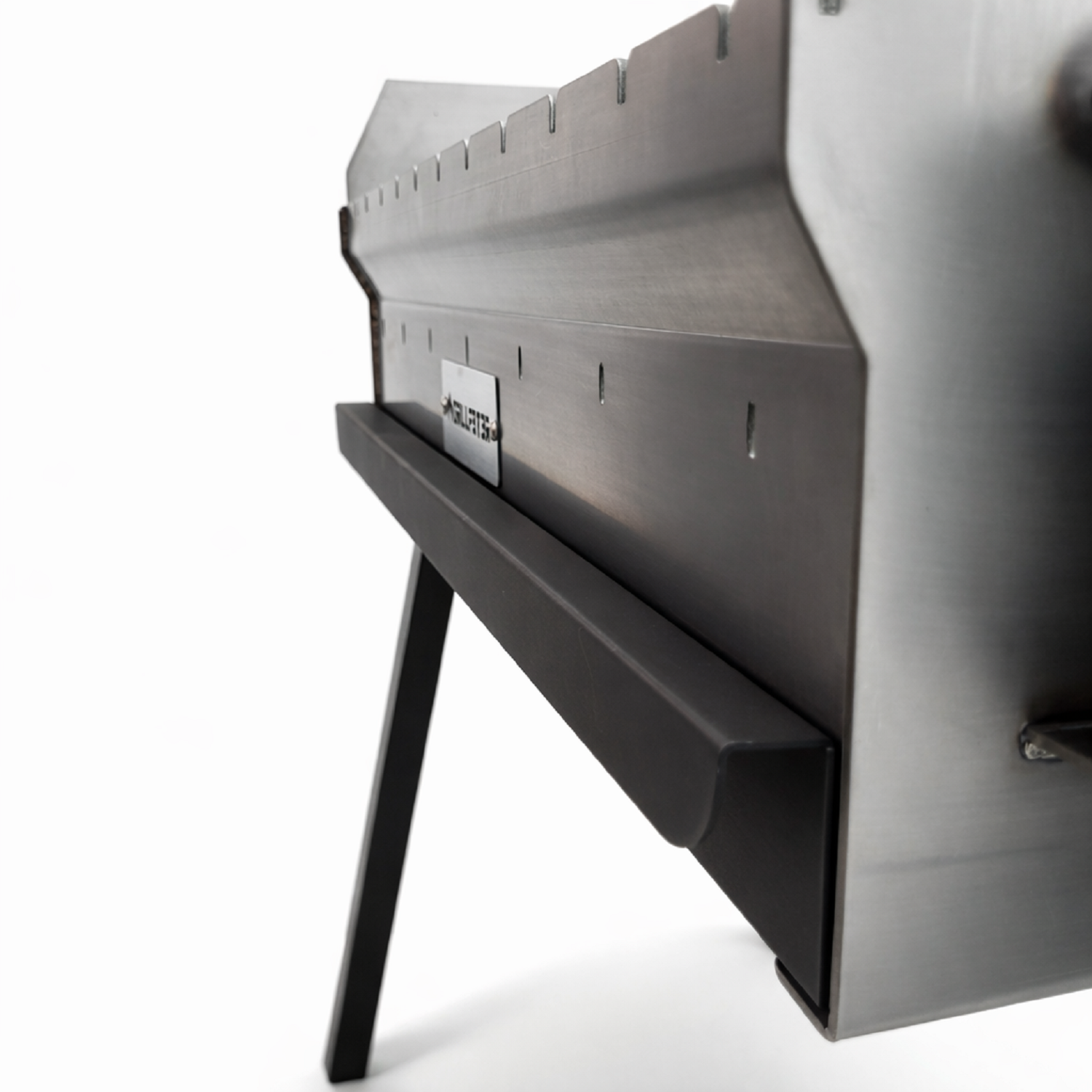 Ein silberner Grill mit schwarzen Beinen auf weißem Hintergrund.