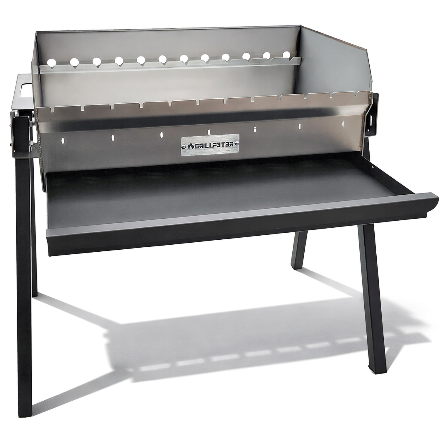 Ein silberner Grill mit schwarzen Beinen und einer Ablage.