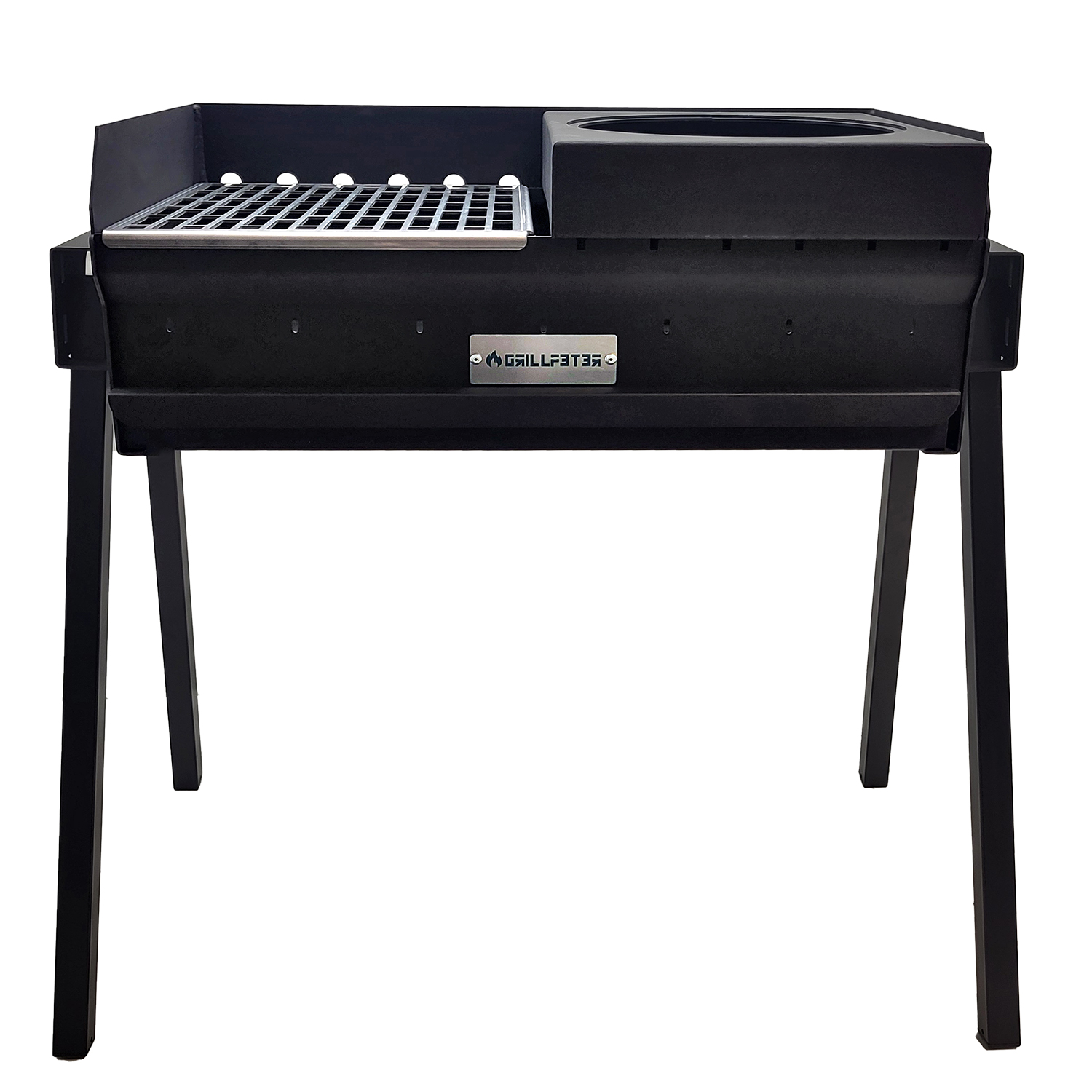 Ein schwarzer Grill mit Metallrost und vier Beinen auf weißem Hintergrund.