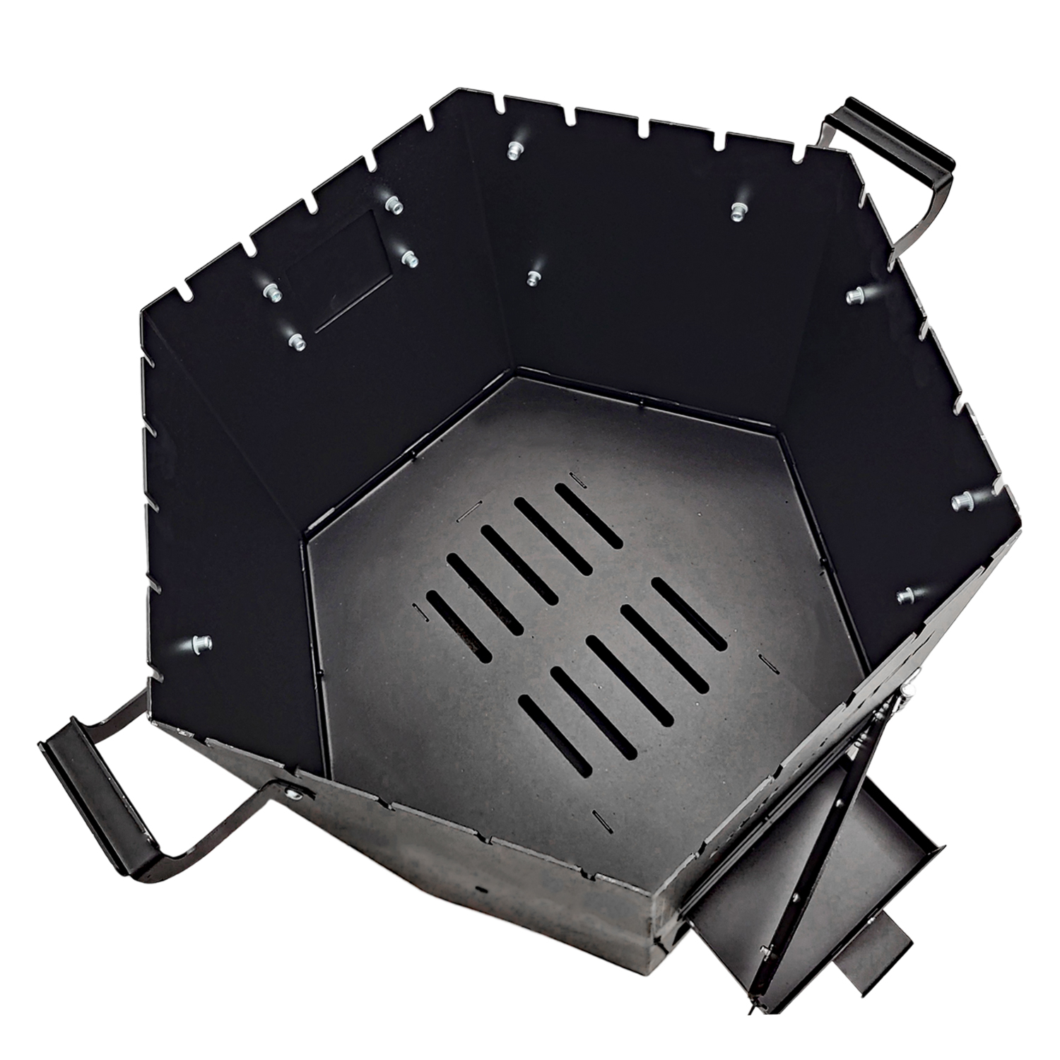 Ein sechseckiger schwarzer Metall-Feuerkorb mit Griffen und Lüftungsschlitzen.