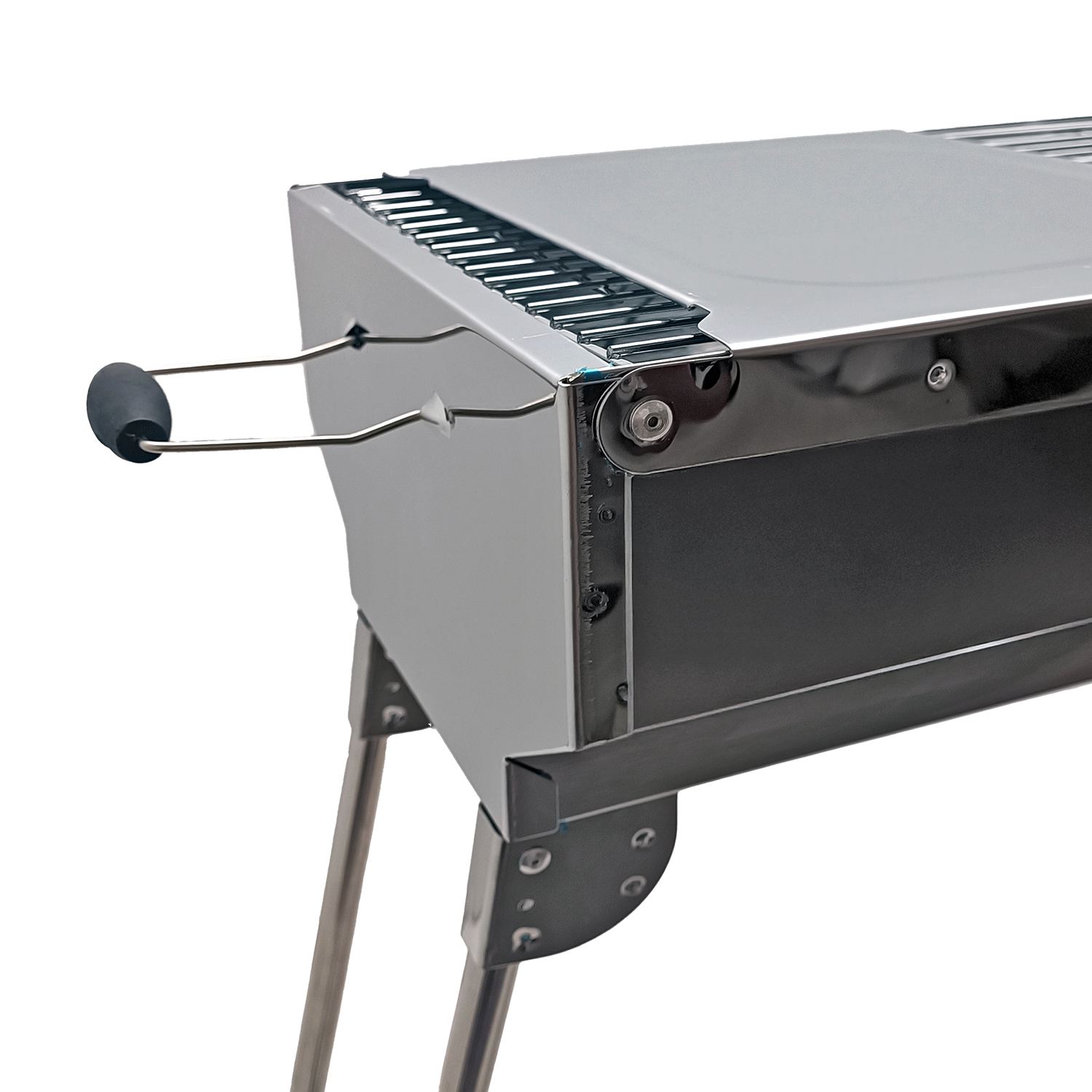 Ein silberner tragbarer Grill mit schwarzen Beinen und schwarzem Griff an der Seite.