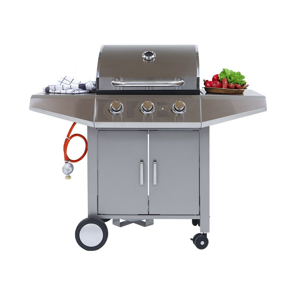 Ein silberner Gasgrill mit drei Reglern, zwei Türen und einem Gasanschluss.