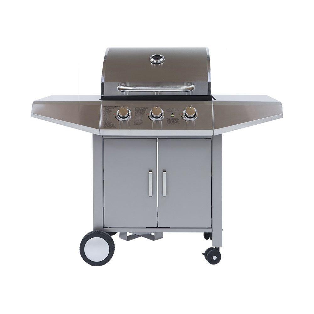 Ein silberner Gasgrill mit drei Knöpfen und zwei Türen, auf Rädern.