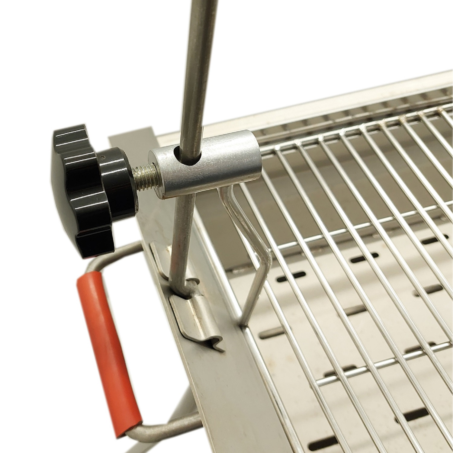 Nahaufnahme eines silbernen Grillrosts mit schwarzem Drehknopf und rotem Griff.