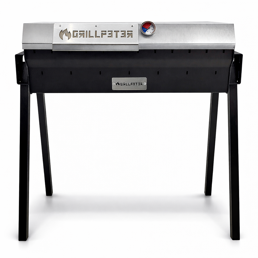 Ein schwarzer Grill mit silbernem Deckel und Thermometer steht auf vier Beinen.