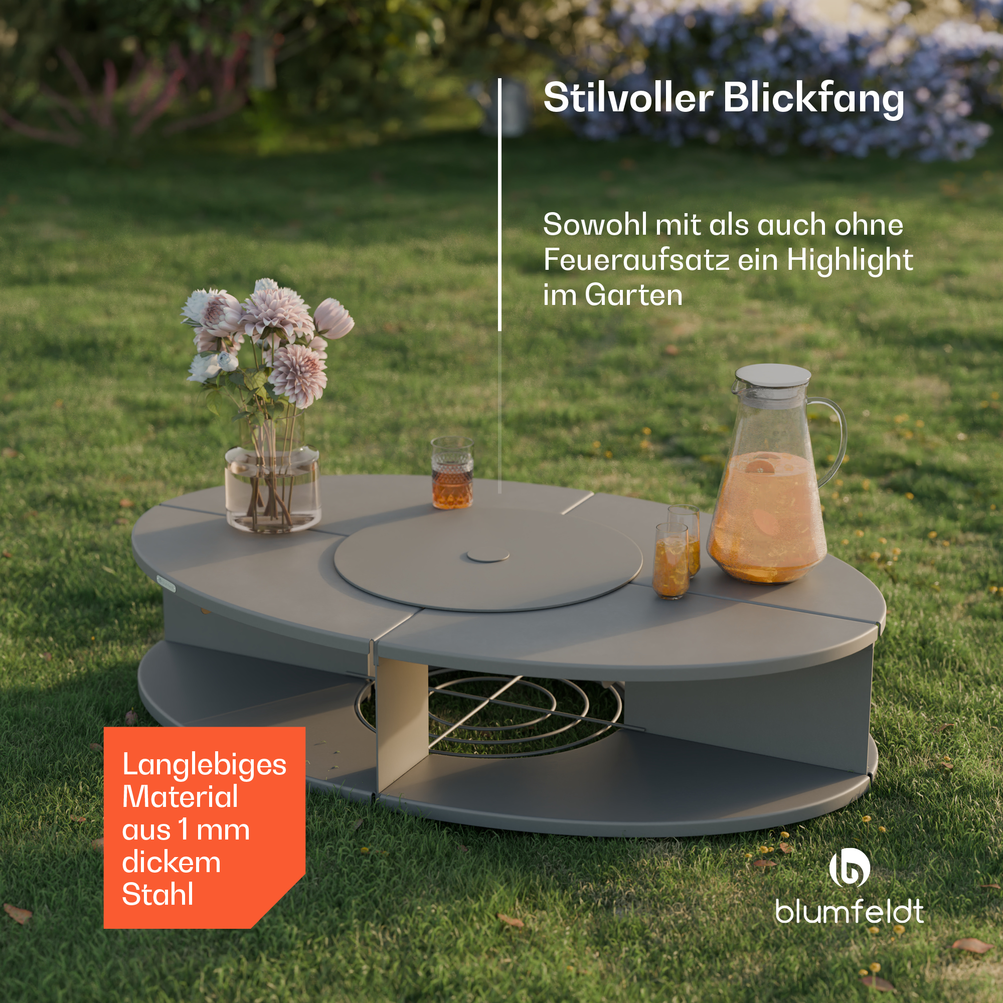 Grauer Gartentisch mit Blumen, Saftkrug und Gläsern auf Rasen.
