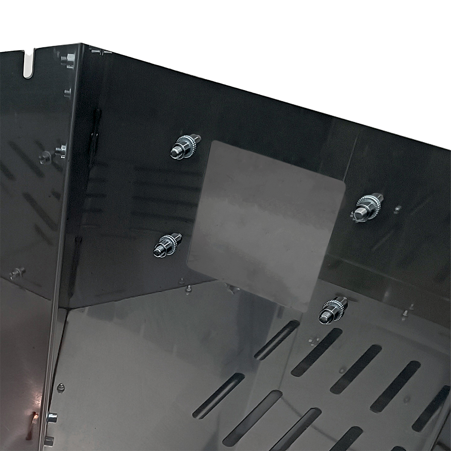 Nahaufnahme eines schwarzen Metallgehäuses mit Schrauben und Lüftungsschlitzen.