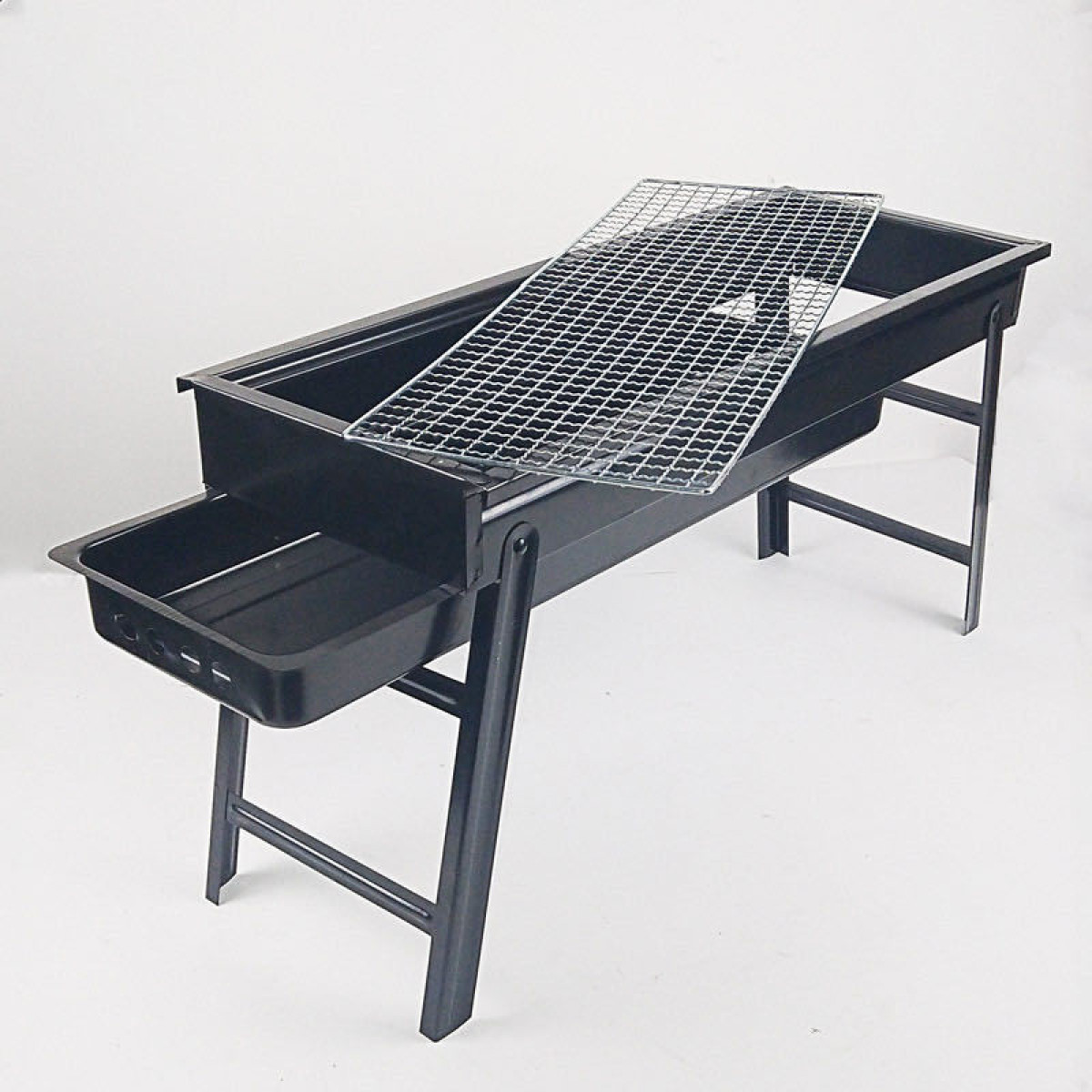 Ein schwarzer Grill mit einem Metallrost und einer abnehmbaren Auffangschale.