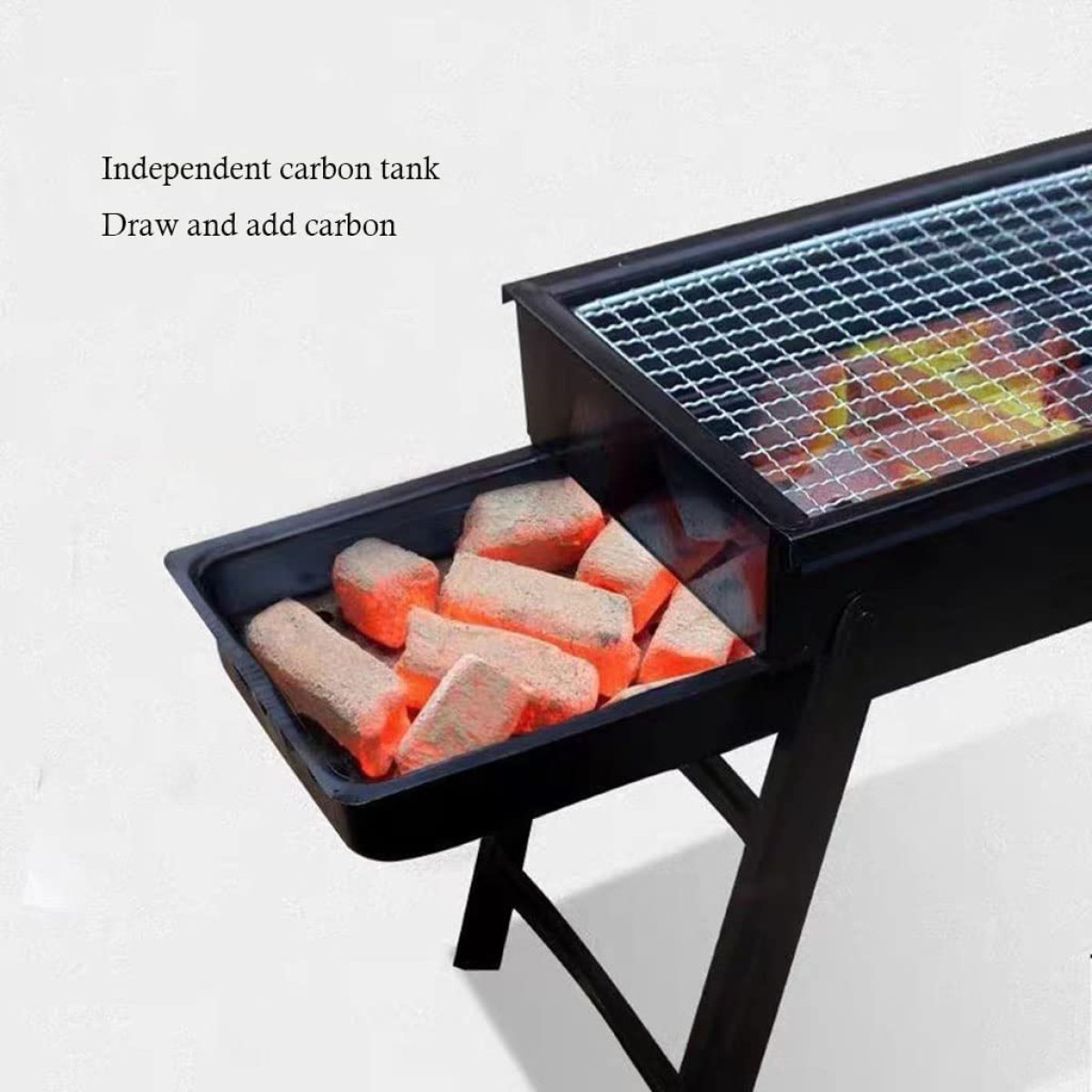 Ein schwarzer Grill mit glühender Kohle in einer Schublade und auf dem Rost.