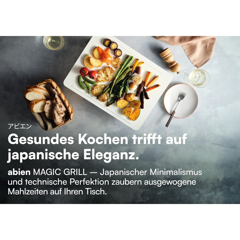 Gegrilltes Gemüse und Brot auf einem Tisch.