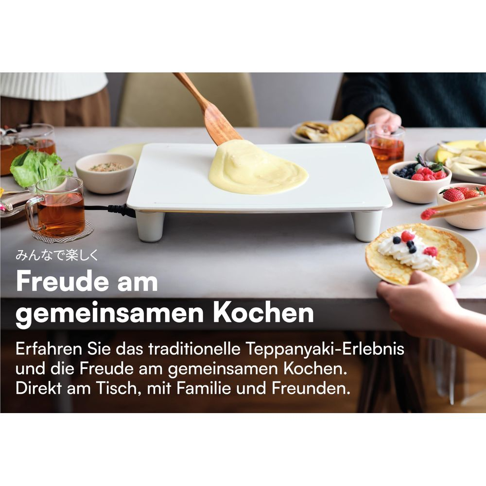 Teppanyaki-Platte mit Teig und Pfannkuchen, Beeren und Sahne.