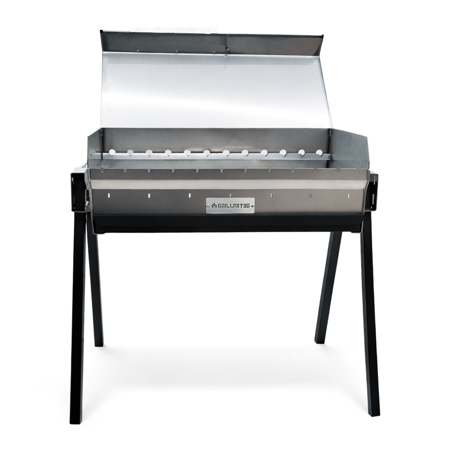 Ein silberner Grill mit offenem Deckel und schwarzen Beinen auf weißem Hintergrund.