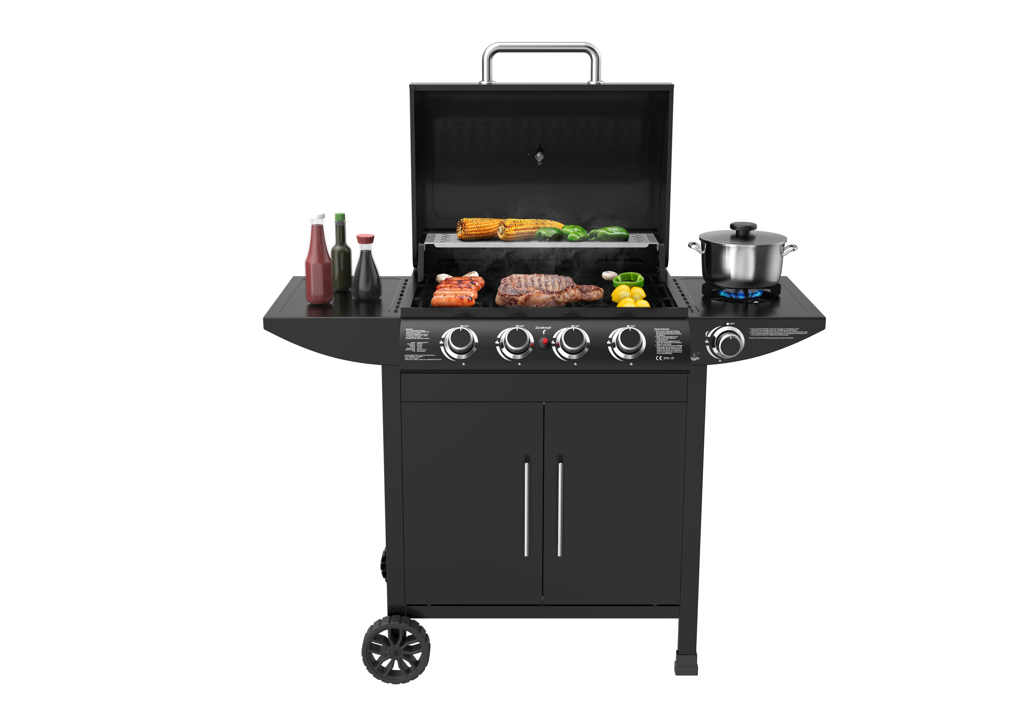 Schwarzer Grill mit offenem Deckel, darauf gegrilltes Fleisch, Mais und Gemüse. Daneben ein Topf auf dem Herd.