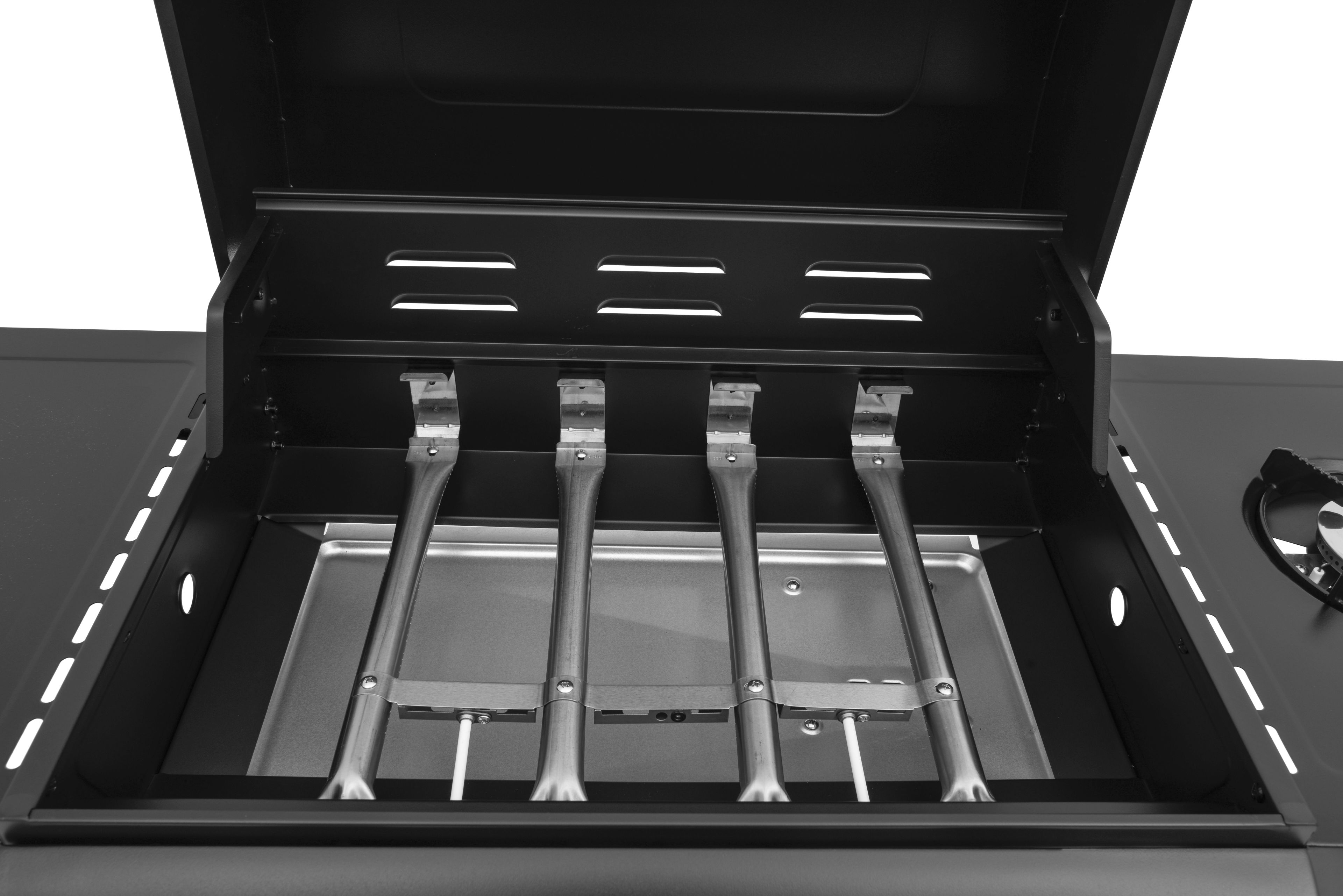 Ein Gasgrill mit offenem Deckel, vier Brennern und einer Auffangschale.