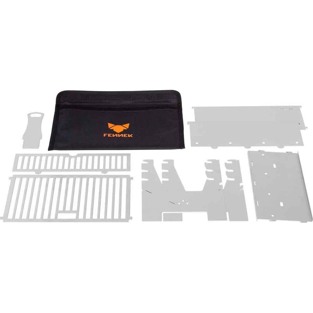 Ein tragbares Grillset mit schwarzer Tragetasche und grauen Metallteilen.