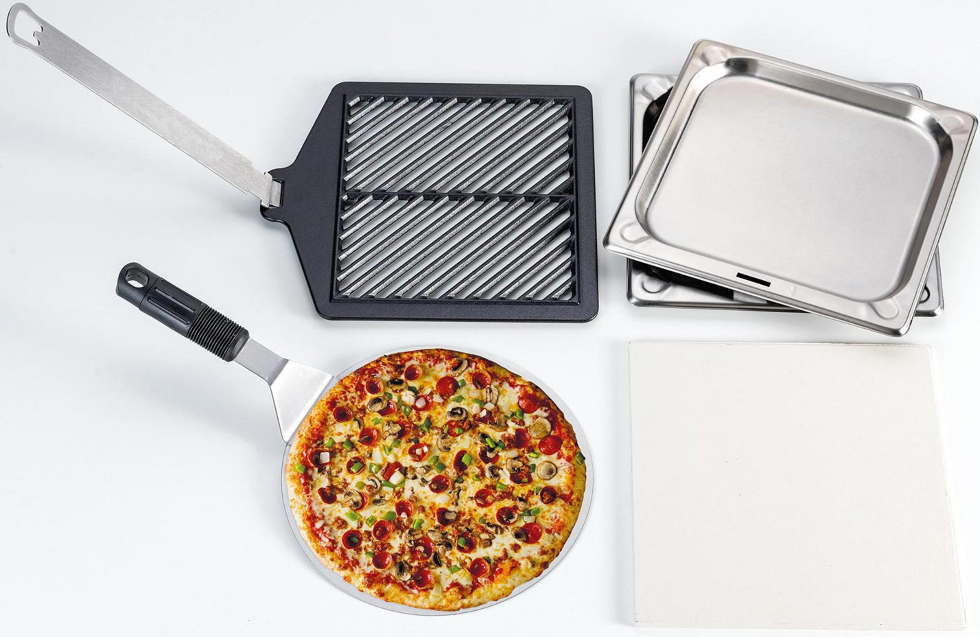 Ein runder Pizzastein mit Belag liegt auf einem Pizzaschieber. Daneben ein Grillrost.