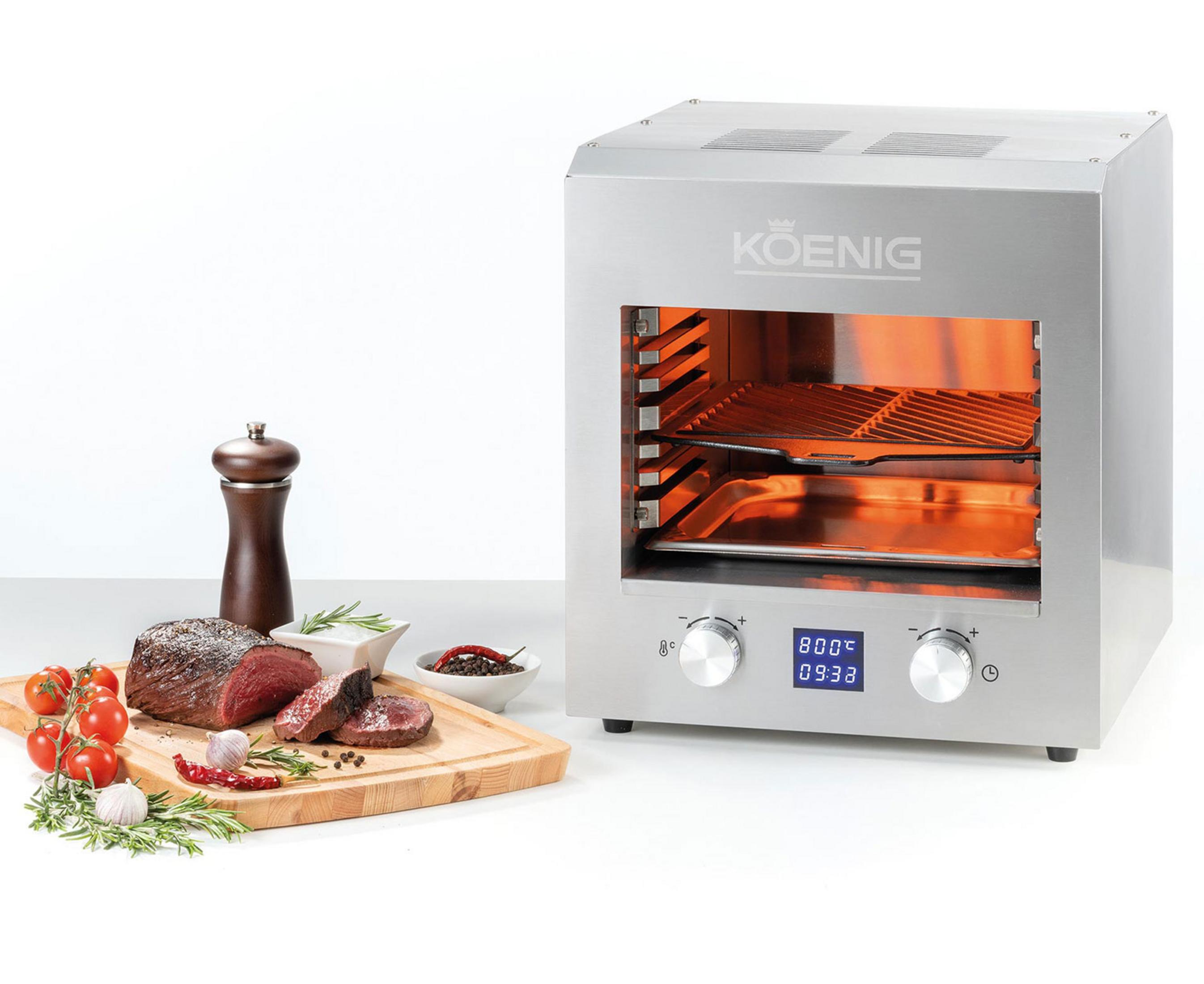 Ein Edelstahlofen mit Fleisch und Gewürzen daneben.