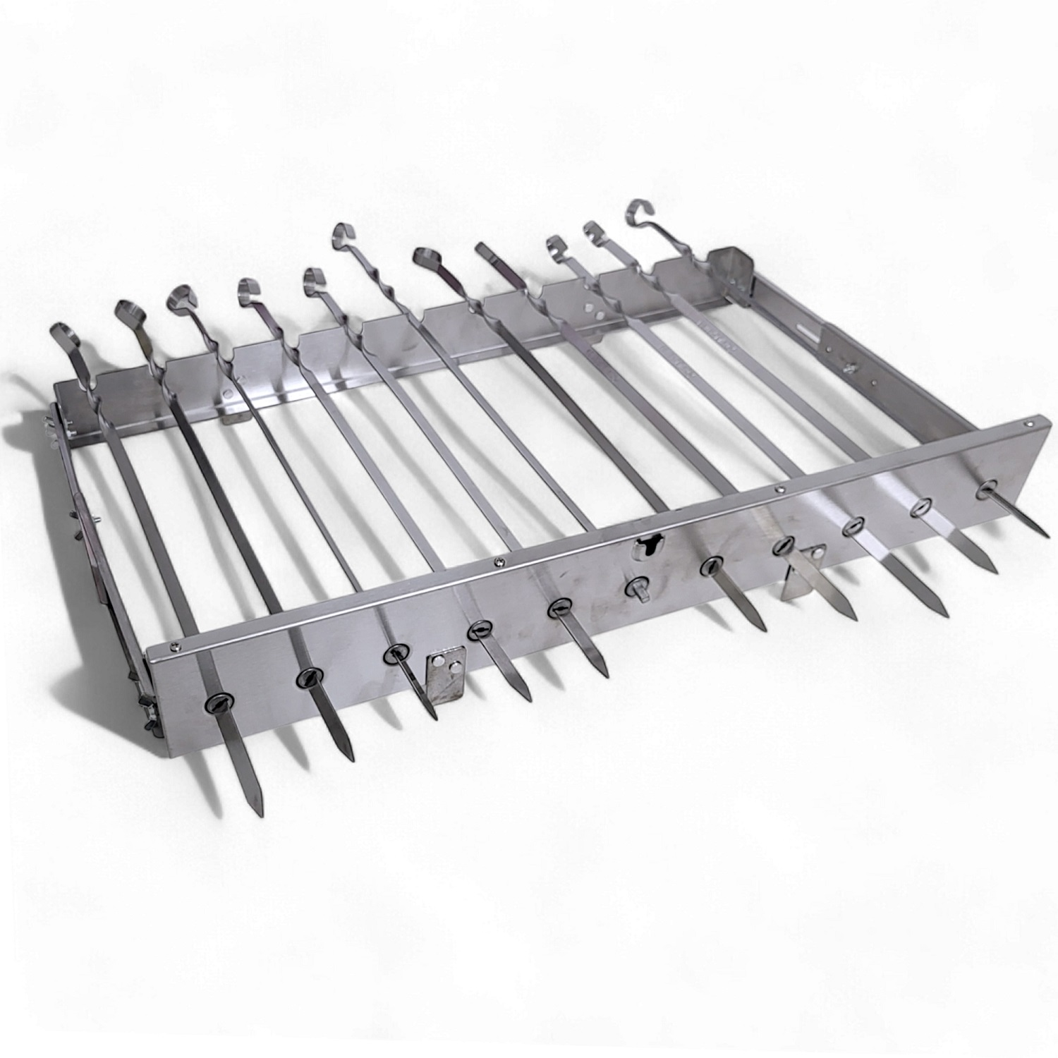 Ein schwenkbarer Grillspießhalter aus Metall mit zehn Spießen.